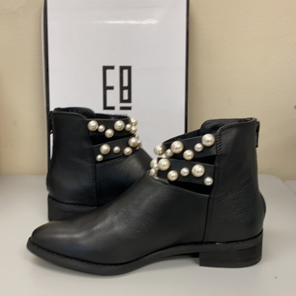 Black ankle booties with pearl accent - Picture 2 of 4